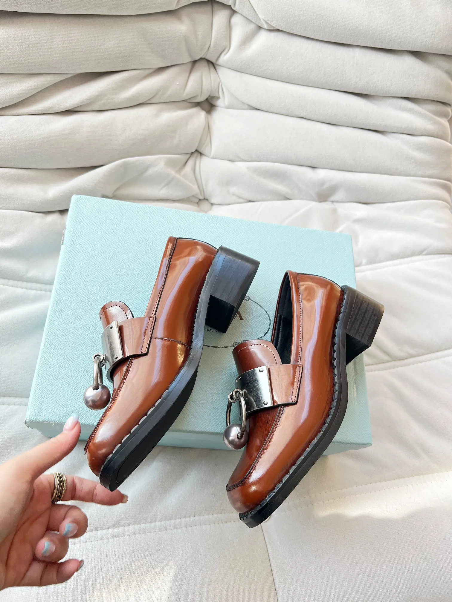 👟👟Ex-factory price 560👟👟 Prada’s new spring and summer women’s clothing｜Absolutely beautiful🥰Exception! Extra number! Anita will continue to update the latest SS25 catwalk pre-sale models, with novel logos as soul mates. Full of fun ~ Adhering to the trend-setting vane, you must believe in Prada's ability to capture fashion. 35-42 yards